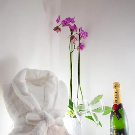 Etnea 208 Luxury Jacuzzi 4* 카타니아