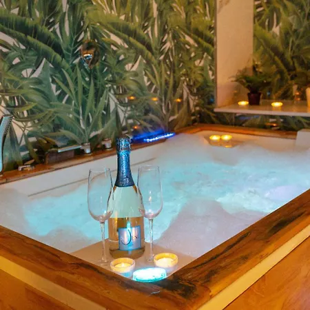 Etnea 208 Luxury Jacuzzi 4* 카타니아