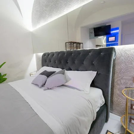 Etnea 208 Luxury Jacuzzi B&B